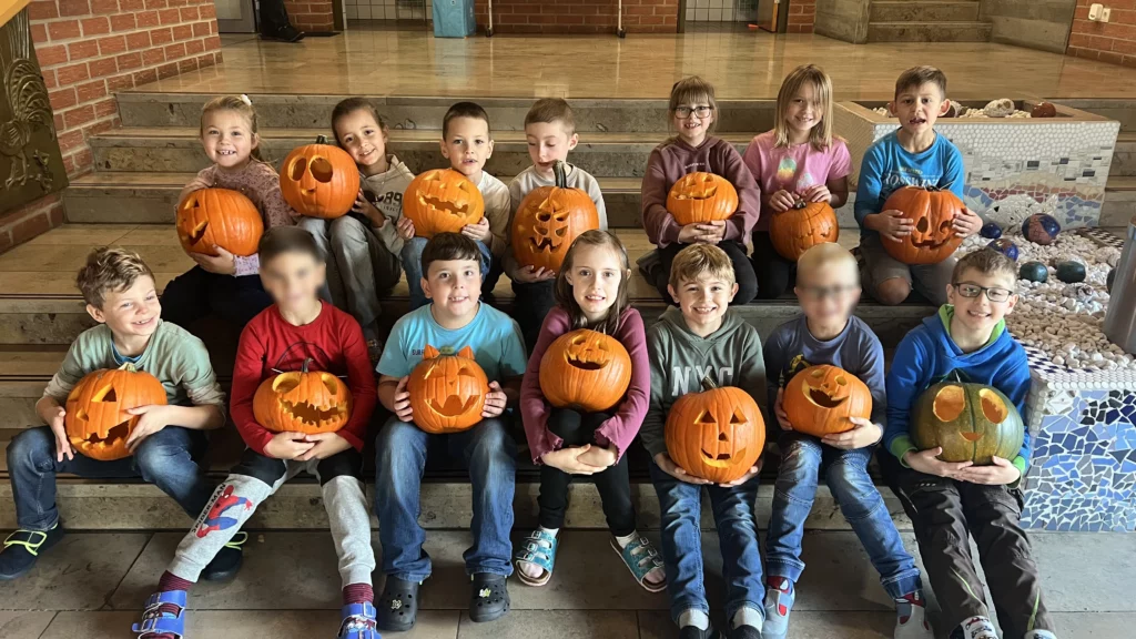 Grundschule_Ahorntal_Kuerbisschnitzen